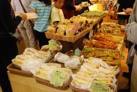 �R�����E�w���̉w������x�ŏĂ����ăp���ƍ��ăR���b�P��H�ׂ悤�I�̋L���T���l�C��