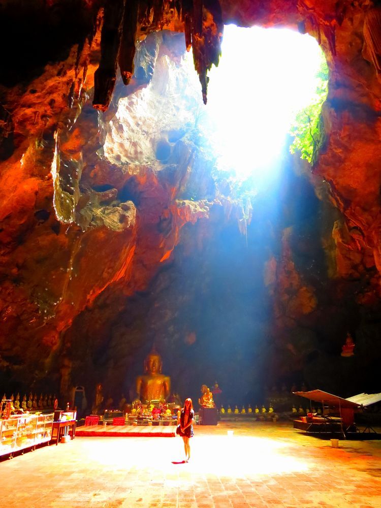 光が差し込むカオ・ルアン洞窟（Khao Luang Cave）