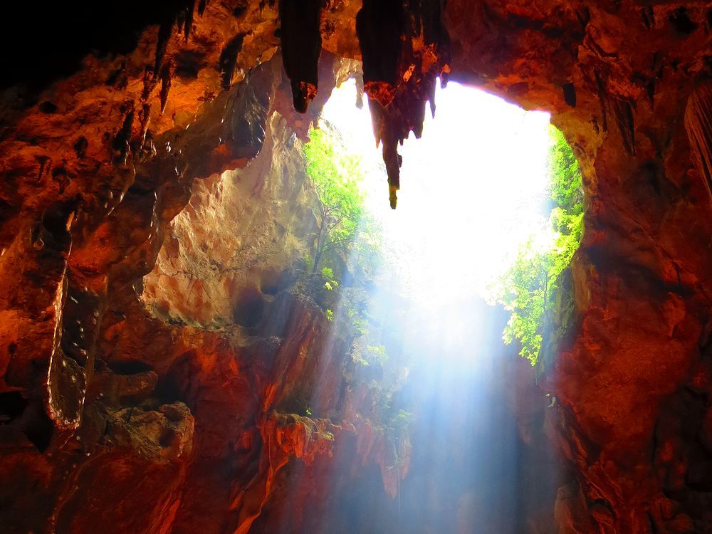 タイのカオ・ルアン洞窟は天光が仏像を照らすペッチャブリNo1観光地