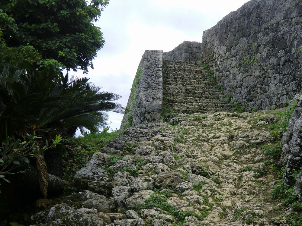 沖縄の世界遺産・勝連城で360度見渡せる絶景ポイント観光