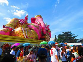 タイ・ワットサマーンラッタナーラームの３倍速で願いが叶う巨大ピンク象！