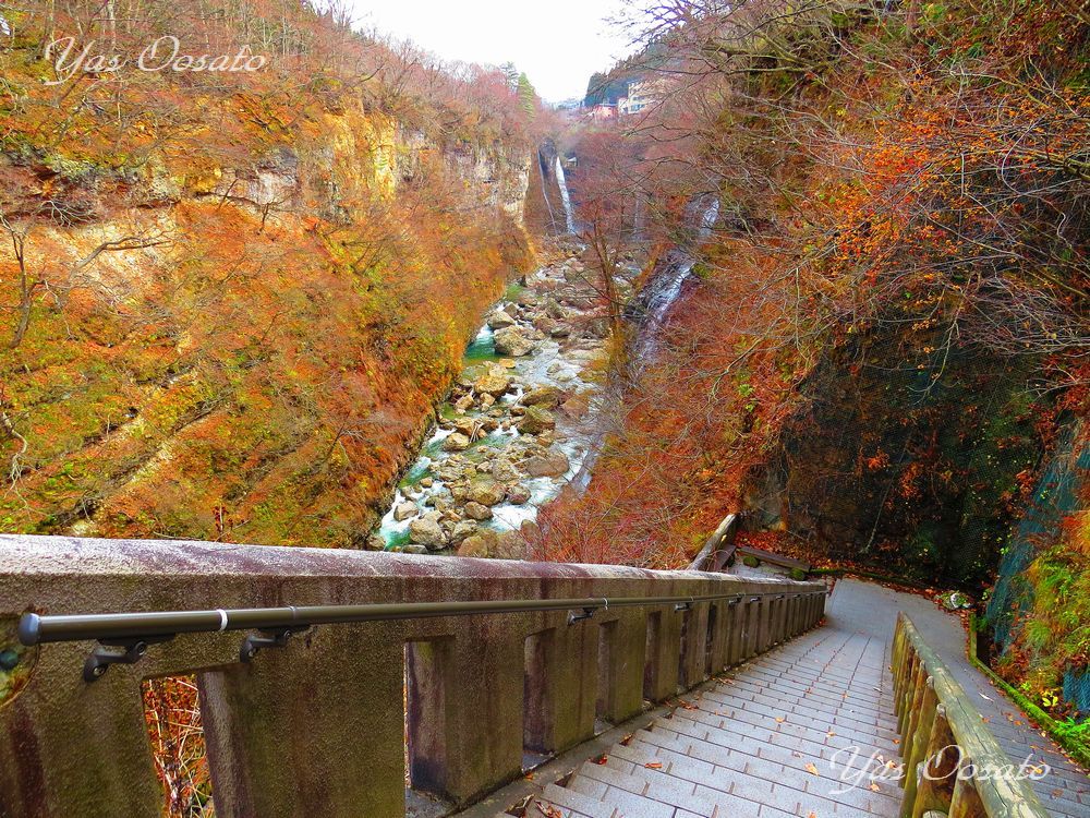 98度の大噴湯 秋田の紅葉観光は 小安峡 散策と足湯 秋田県 トラベルjp 旅行ガイド
