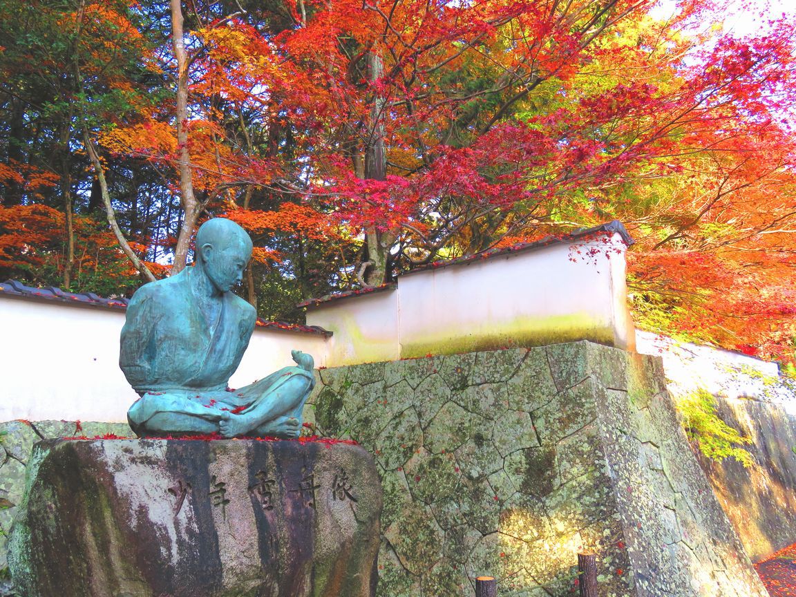 井山宝福寺の山門と少年雪舟像