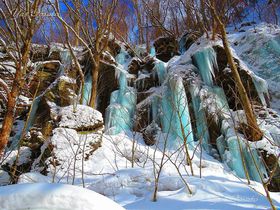 冬の十和田奥入瀬渓流で青い光！雲井、銚子大滝で氷の迫力も楽しもう