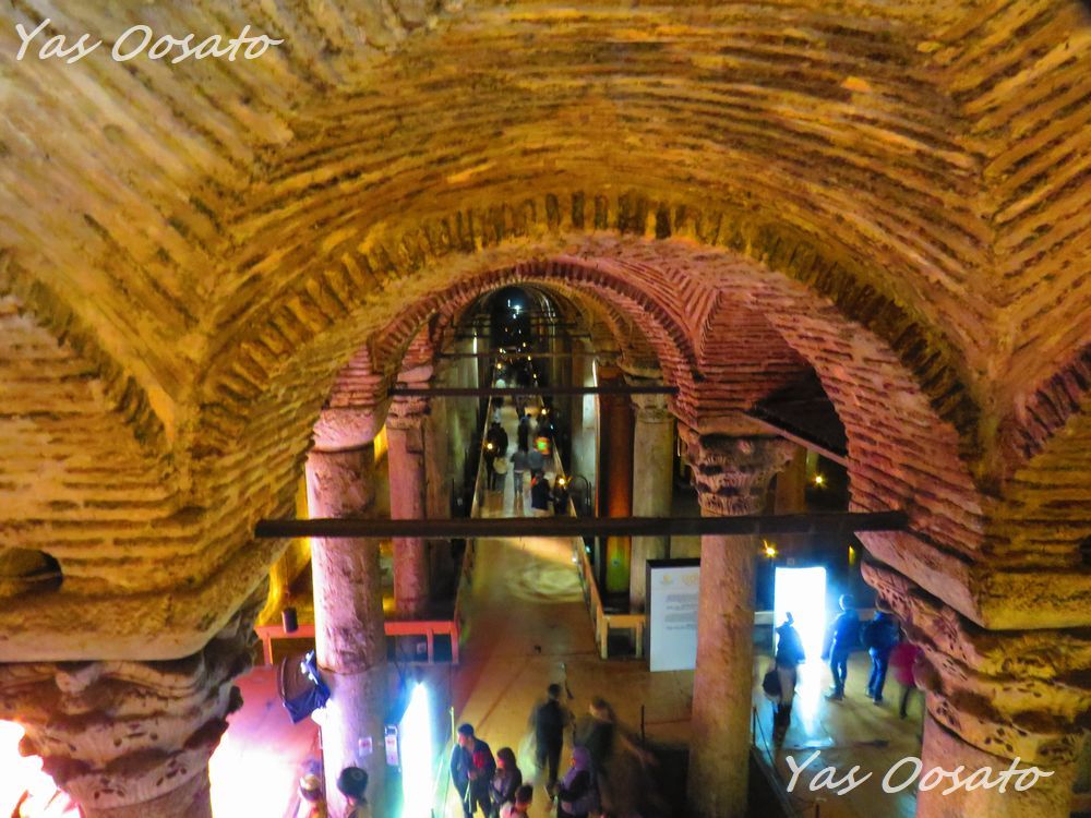 イスタンブールの地下宮殿 バシリカ シスタン で必見のメデューサ トルコ Lineトラベルjp 旅行ガイド