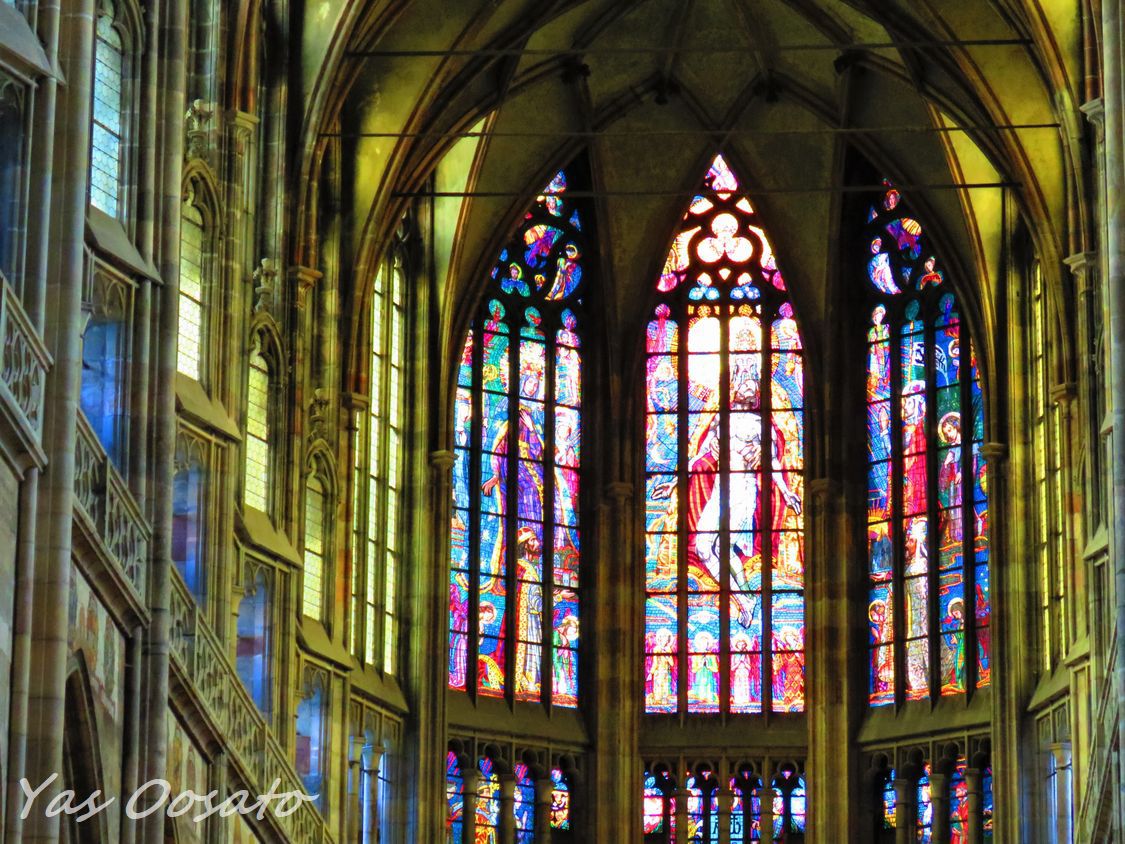 プラハ世界遺産・聖ヴィート大聖堂の神々しきステンドグラス
