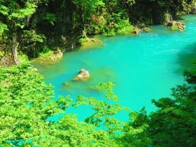 息をのむ神秘の青さ！秋田県仙北市の絶景「抱返り渓谷」