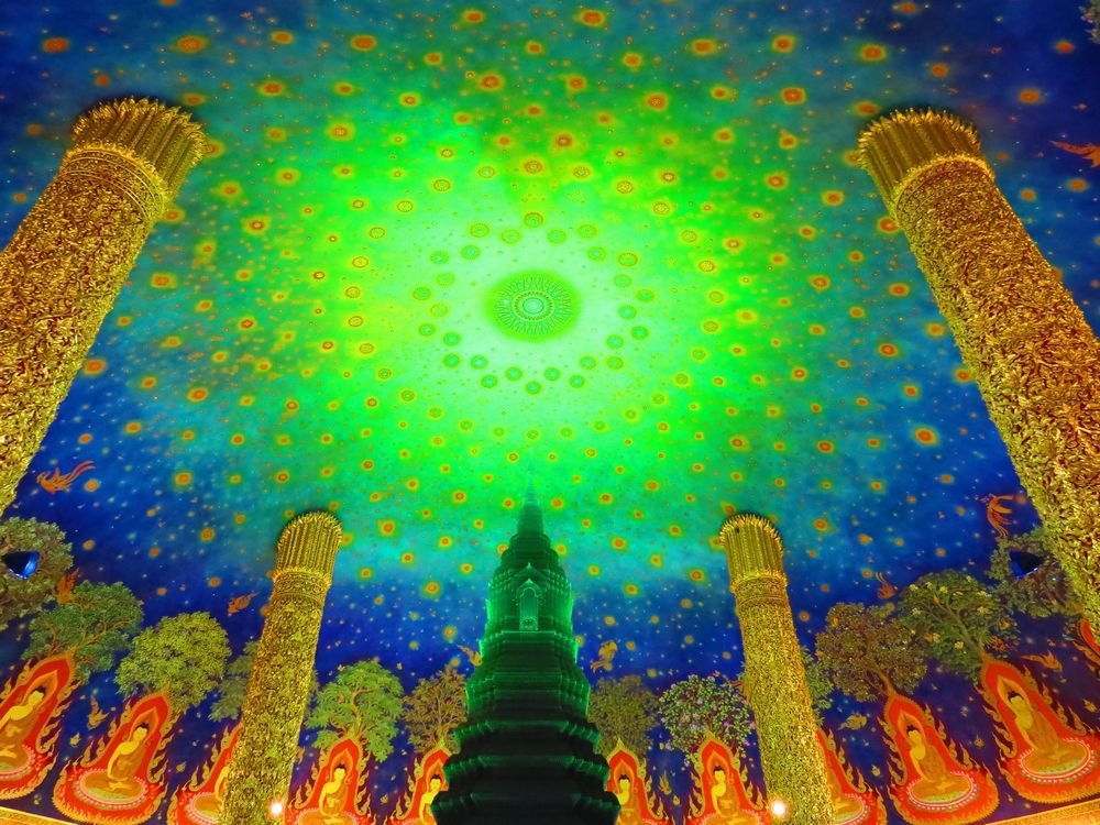 最上階は仏陀の生涯図・天井画・エメラルドグリーンの仏塔