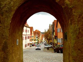門をくぐると中世の世界！ドイツ「ディンケルスビュール」城壁と塔に守られた美しい街並み
