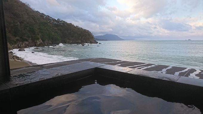 日本海を望む大浴場は開放感のある展望風呂の趣