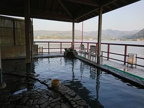 日本で唯一の湖上露天風呂も！鳥取・はわい温泉「望湖楼」