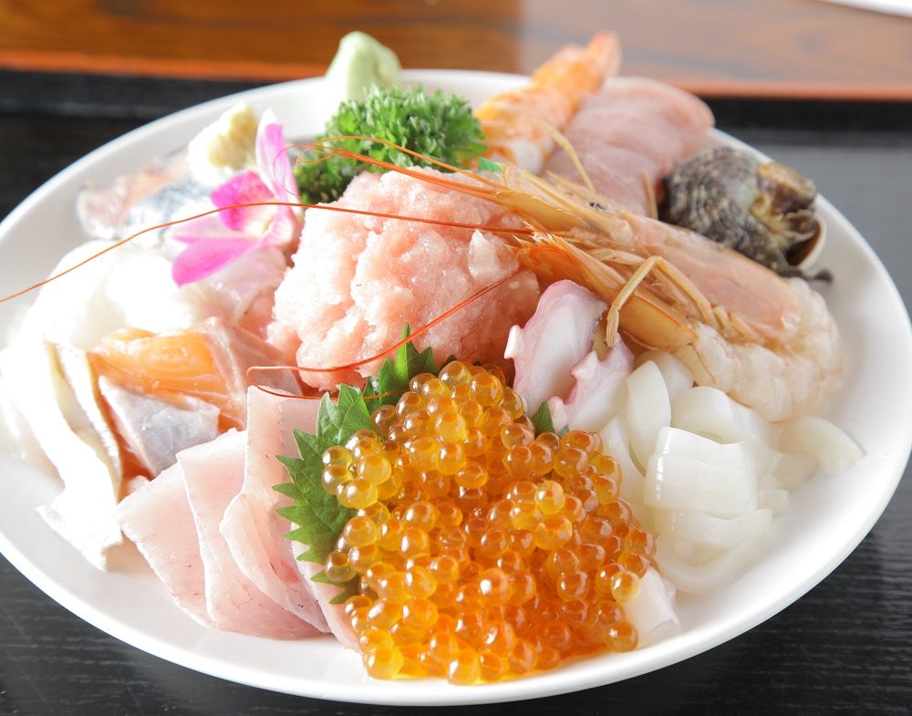 テレビで話題の刺身盛り過ぎ海鮮丼は1050円！入谷「さいとう」で豪快なランチタイム