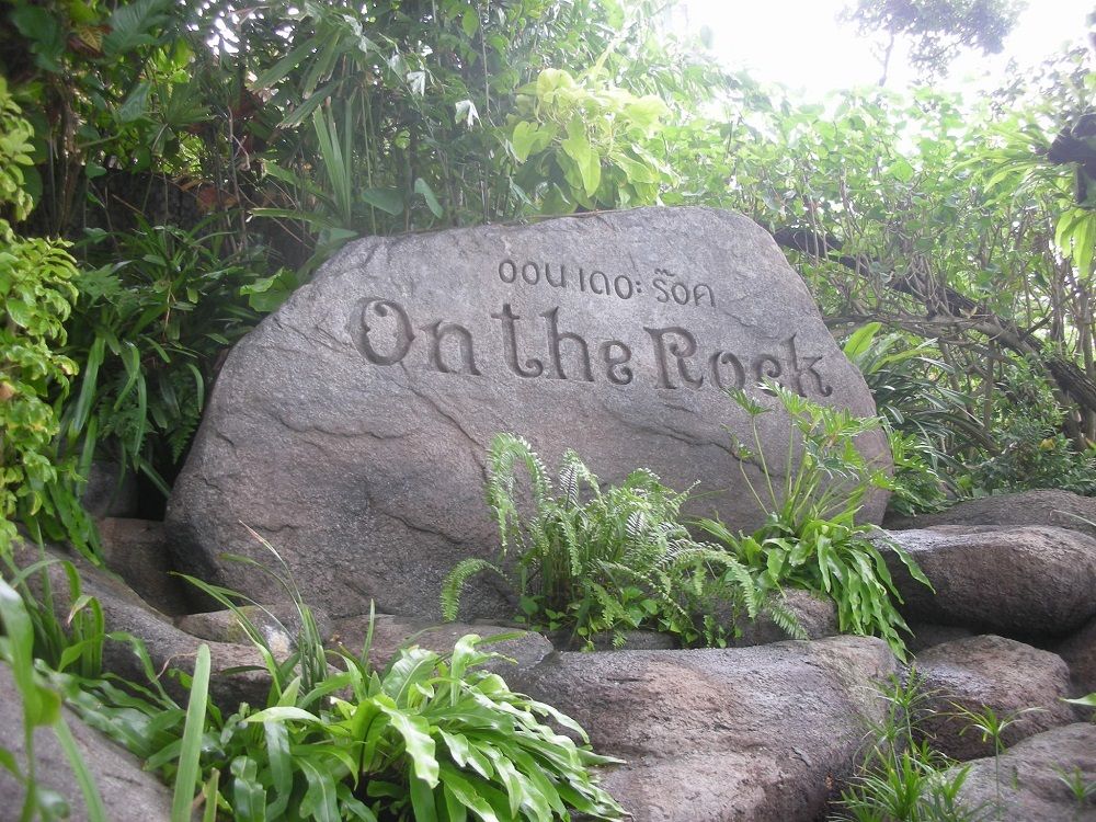 �uOn The Rock�v�̖ڈ�͕�W�̂悤�ȋ����I
