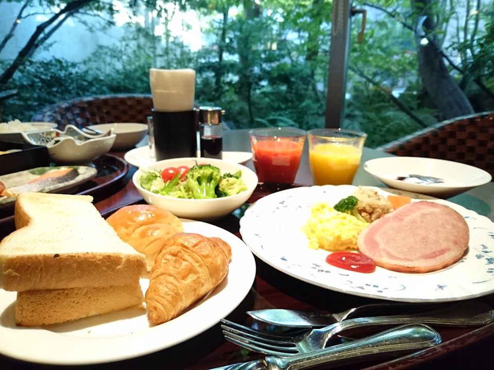 庭園を眺めながらの朝食は和洋選べるハーフバイキング