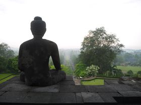 �䑽�����E��Y�I���ɂɕ�܂ꂽ�C���h�l�V�A�u�{���u�h�D�[���v�̋L���T���l�C��