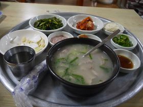 韓国のグルメ都市・釜山で食べたい！名物料理「デジクッパ」