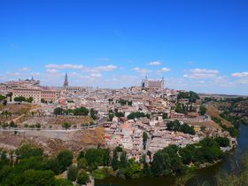 �����̊X�Ƀ^�C���X���b�v�I�X�y�C���̌Ós�u�g���h�v�͊X�S�̂������ق̋L���T���l�C��