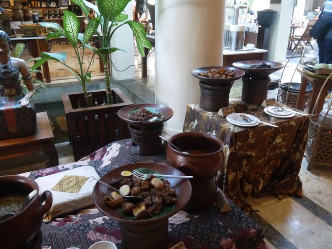大満足の朝食！伝統的なジャムーやインドネシア料理もココで満喫