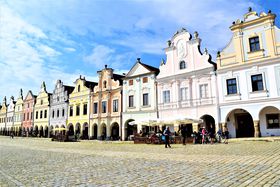 �������B�A�̐^��I�����������ς��̃`�F�R�E�e���`��������̋L���T���l�C��