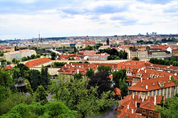 プラハの街が一望できる南塔や衛兵交代も必見