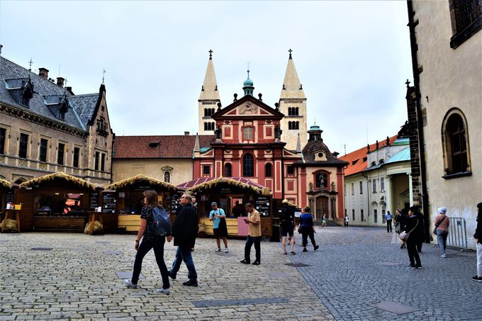 プラハ城最古の教会！「聖イジー教会」
