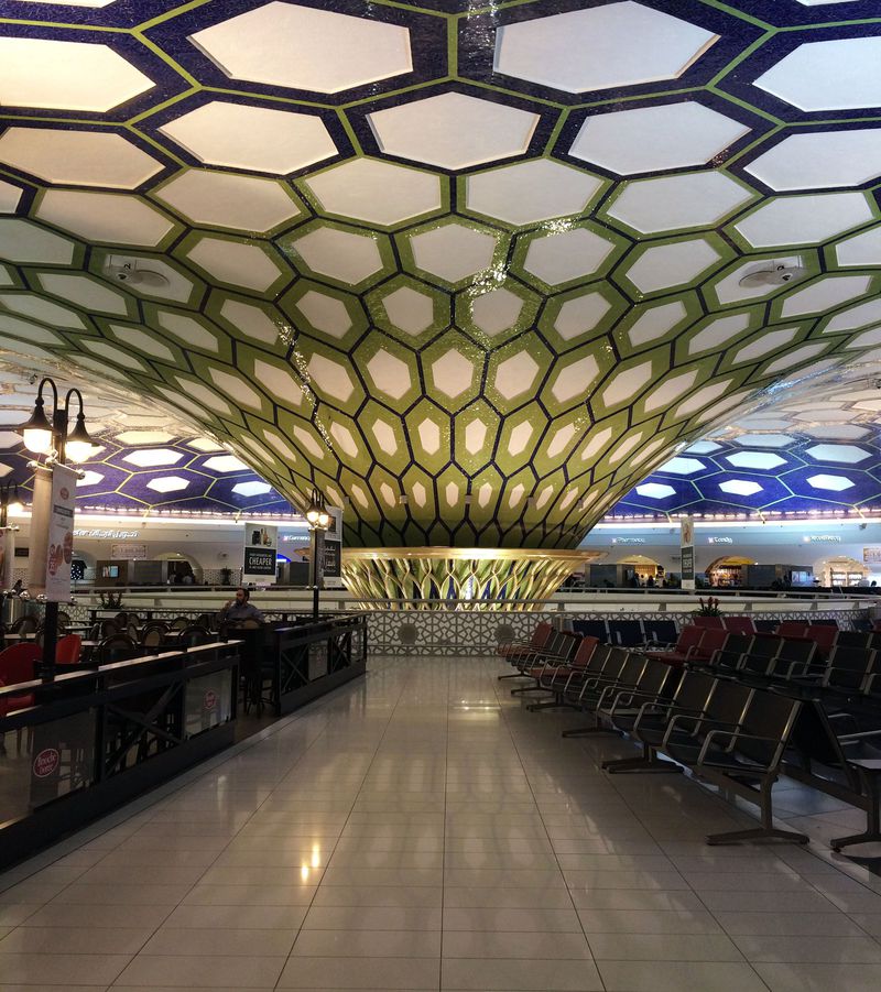 異空間すぎる！アブダビ国際空港の突き抜けたデザインがすごい