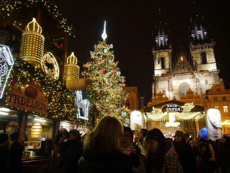 年明けまで開催！煌びやかなプラハのクリスマスマーケットで屋台めぐり