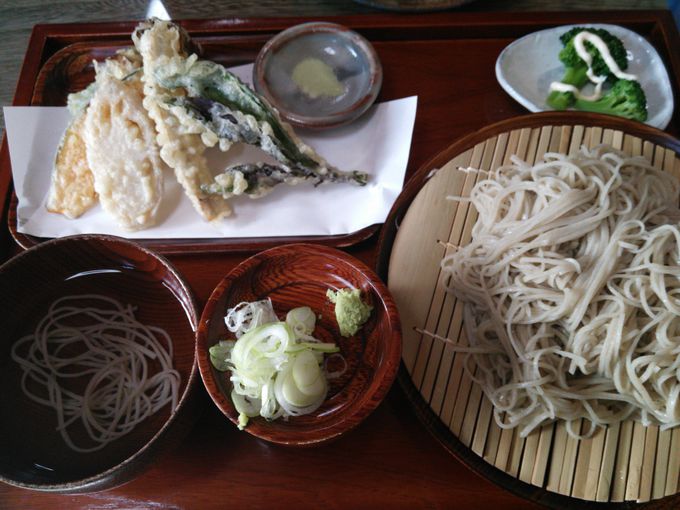 地元産の野菜天ぷらが美味「そば処 水車（くるまや）」天ざるそば