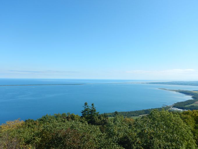 サロマ湖、オホーツク海、さらに知床連山
