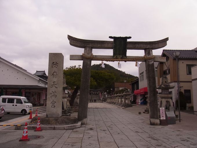 京都の貴族である菅原道真公を祀る「天満宮」が、なぜここ防府にあるのかをお話します。