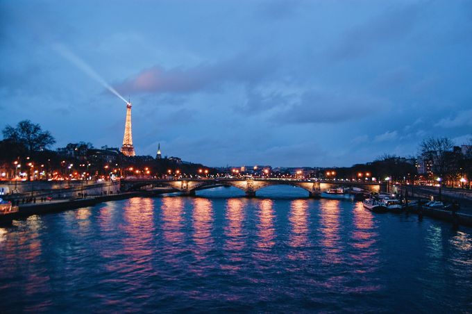 パリの恋人たちとセーヌ川