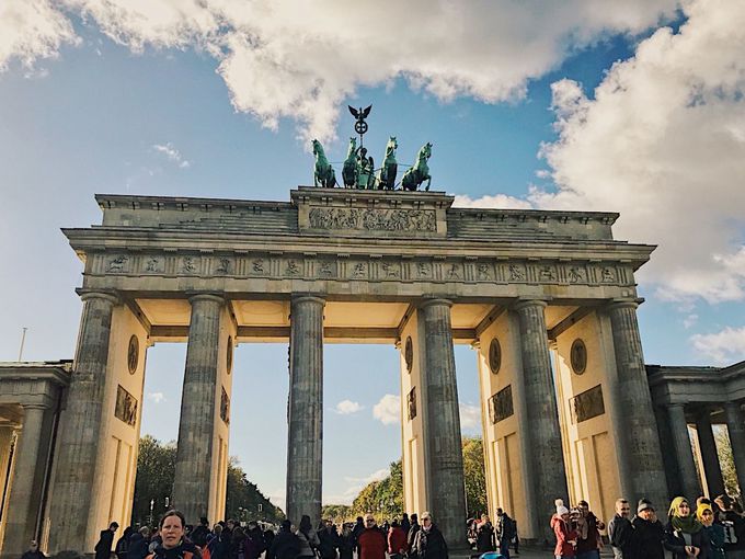 15時：ベルリンのシンボル「ブランデンブルグ門」への道