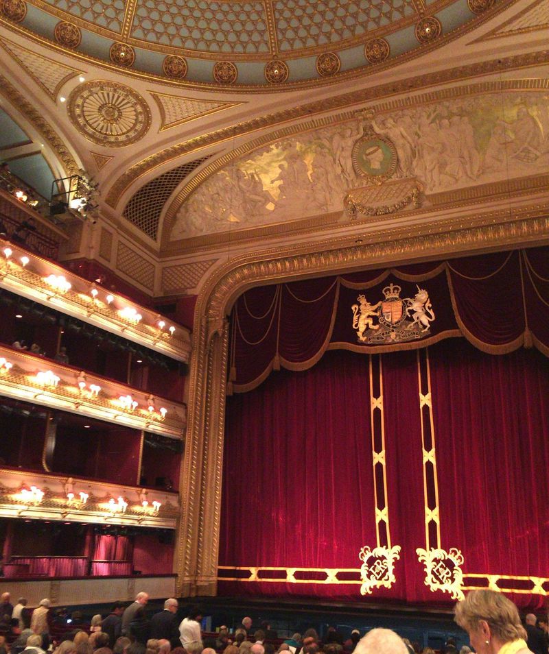 グラス片手に優雅な気分！ロンドン「ロイヤルオペラハウス」の美しいホールで社交場を体験