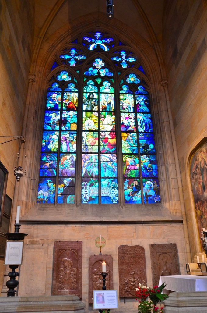 ステンドグラスが美しい チェコ プラハ城 聖ヴィート大聖堂 チェコ Lineトラベルjp 旅行ガイド