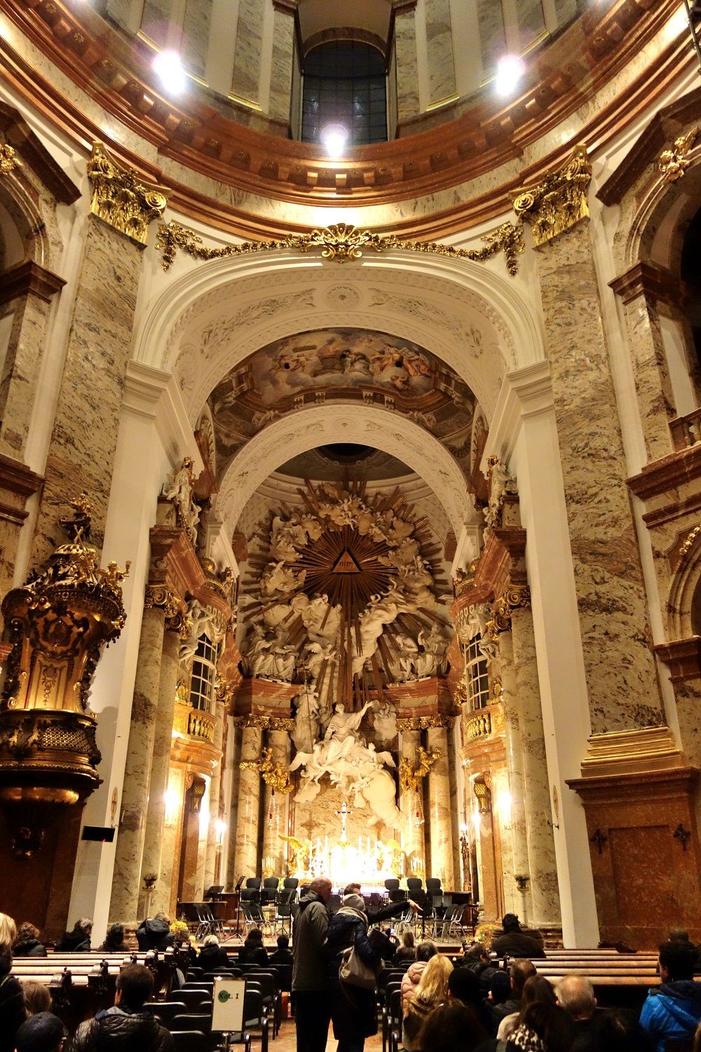 美しい音色を壮大な空間で ウィーン カールス教会 コンサート オーストリア Lineトラベルjp 旅行ガイド