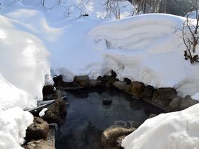 圧巻過ぎる雪の壁！山形・白布温泉「東屋」の絶景雪見露天がすごい！