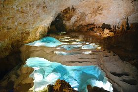 地底に広がる神秘の絶景！鹿児島・沖永良部島「銀水洞」で感動のケイビング体験を！