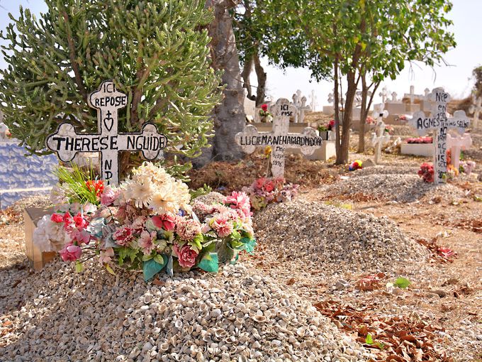 見所は墓地 セネガルの ファディユ は貝殻で出来た平和な島 セネガル Lineトラベルjp 旅行ガイド