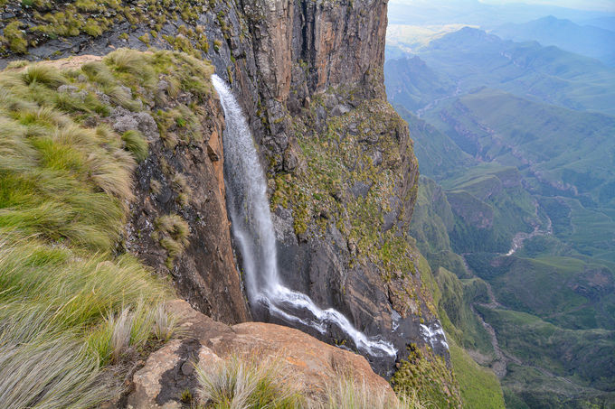 落差948ｍ！断崖絶壁を流れ落ちる圧巻のトゥゲラ滝