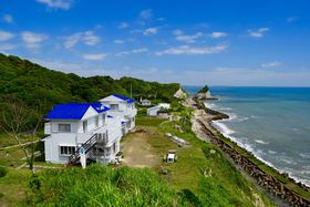 �ڂ̑O�ɍL����̂͊C�Ƌ󂾂��I��t�E�����uGAKE�v�Ő�i���P�[�V�����𖞋i�̋L���T���l�C��