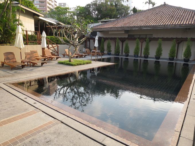 赤瓦の琉球屋根や緑の木々に囲まれたプールでリゾート気分を満喫