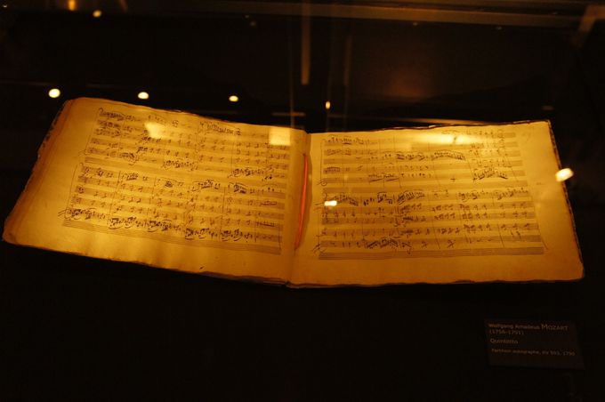 ������������Ȃ��I���[���Õ����̐��E