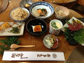 ���{�̌����i�Ƀ^�C���X���b�v�I���挧�q�������Â̎R�ԂɘȂފ�Ղ̓c�Ɂu�݂������v�̋L���T���l�C��