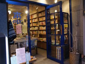 日本で唯一の旅行専門の本屋・西荻窪「旅の本屋のまど」で旅行熱を上げよう！
