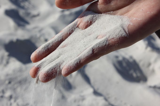 パウダーサンドならぬシュガーサンド⁉白くて綺麗な砂浜