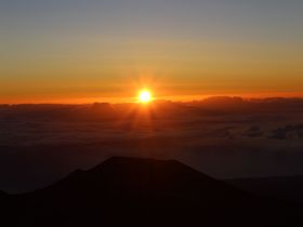 雲の上の感動ご来光！ハワイ島マウナケア山頂で見る朝日が美しすぎる