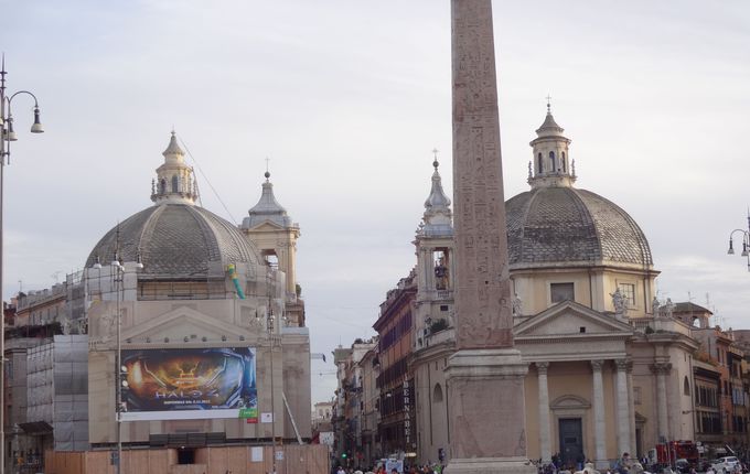 一見そっくり、実は…？ポポロ広場のシンボルの一つ、双子教会