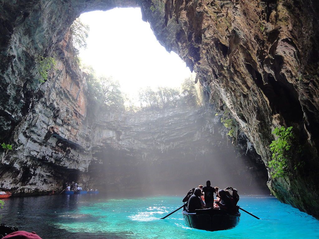 神秘的！妖精の棲むギリシャの地底湖「ケファロニア島メリッサニ洞窟」は言葉を失う美しさ