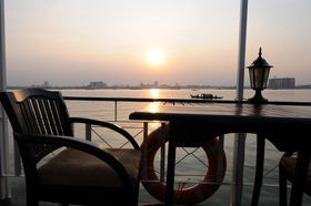 �v�m���y���̊X�ɒ��ޗ[���𒭂߂Ȃ���y���ރ��o�[�N���[�Y�̋L���T���l�C��