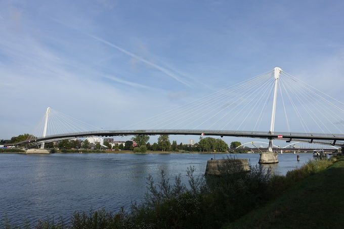「ミムラムの歩道橋」は“二つの岸を繋ぐ橋”